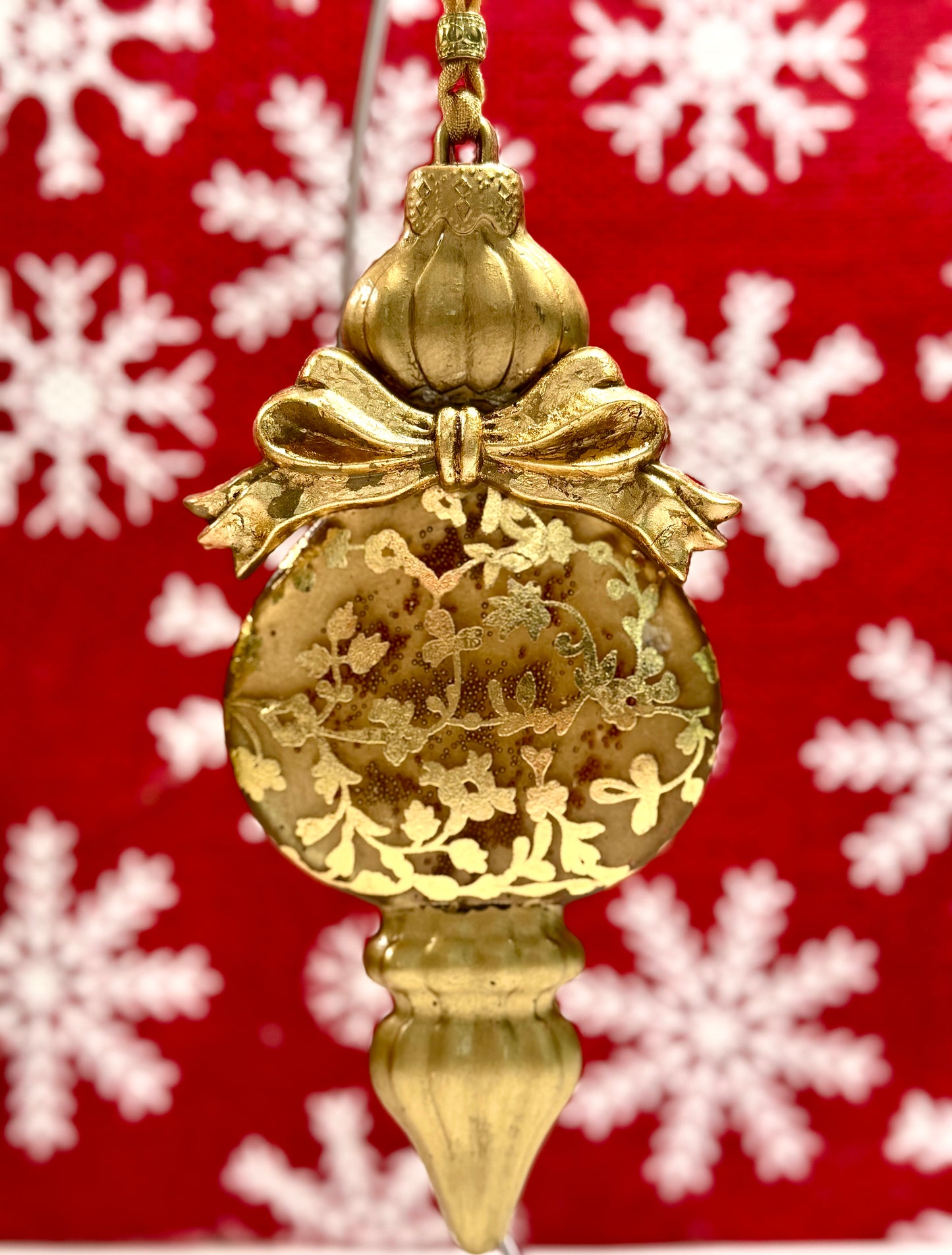 Finial Golden Bow Ornament