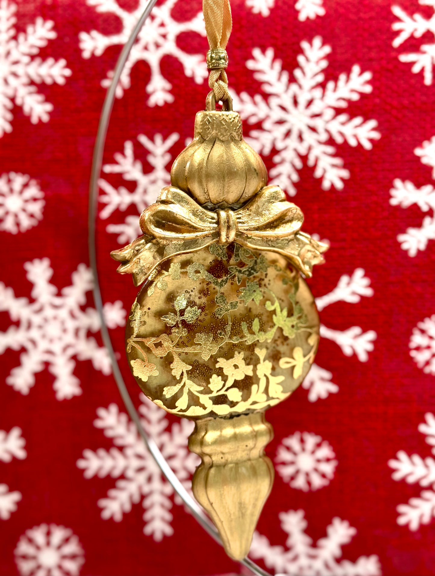 Finial Golden Bow Ornament