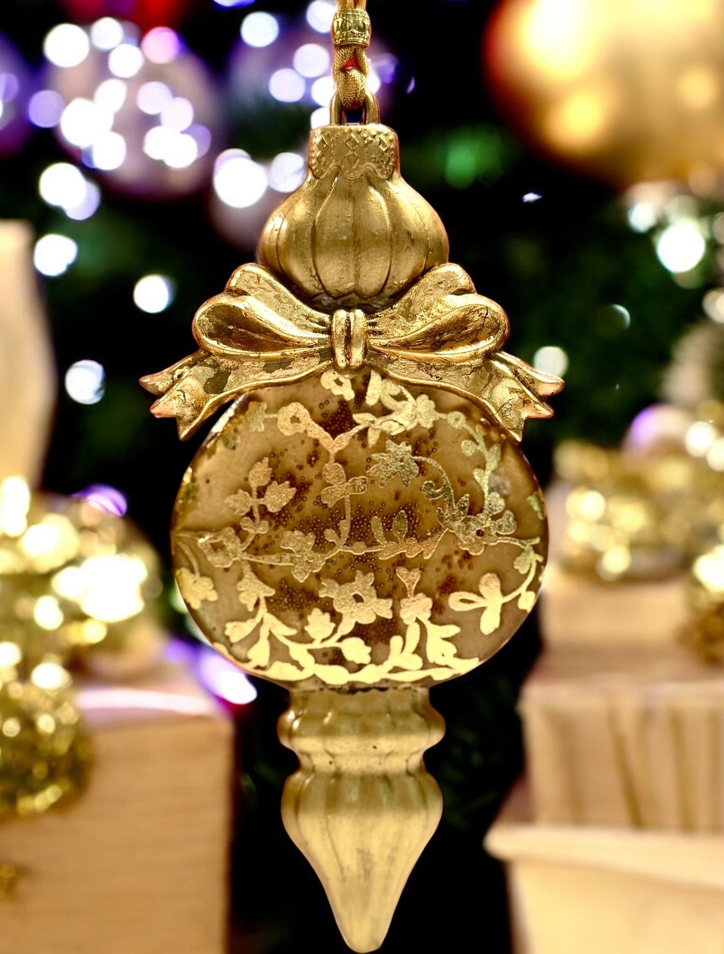 Finial Golden Bow Ornament